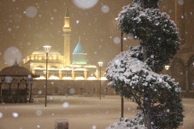 Konya'da kar yağışı kenti beyaza bürüdü