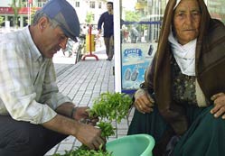 75 yaşındaki nine çalışıyor