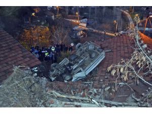 Çatıya kamyonet düştü: 1 yaralı