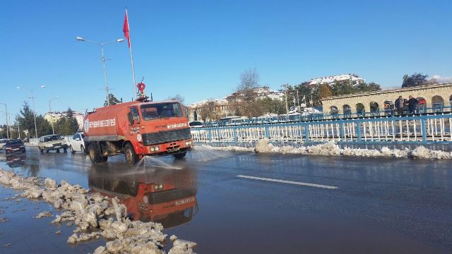 Beyşehir’de buzlanmaya karşı solüsyon kullanılıyor