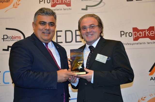 Başkan Özgüven’e “Yılın Yerel Yöneticisi” ödülü