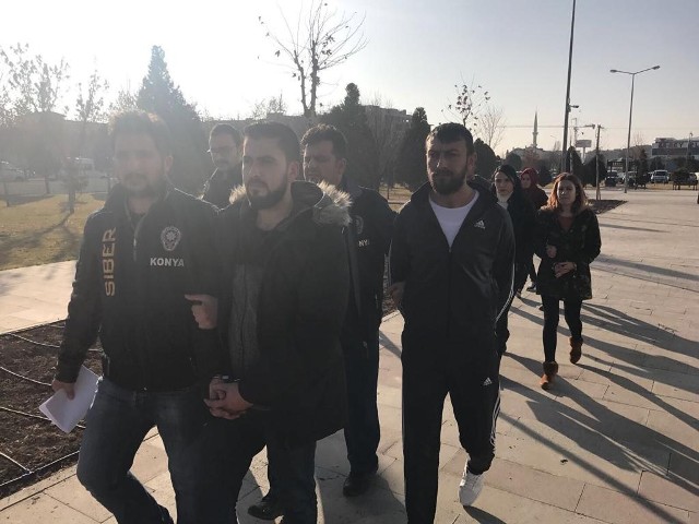 Oltalama yöntemiyle dolandırdılar, polisten kaçamadılar