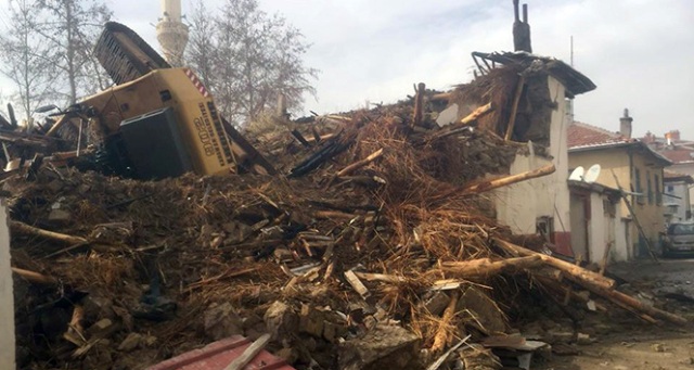 Karaman’da yıkım yapan kepçe devrildi: 1 yaralı