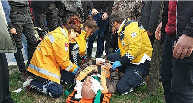 Minibüsün çarptığı yaya hastanelik oldu