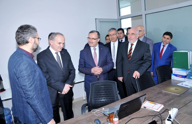 Bakan Özlü, Innopark’ı ziyaret etti
