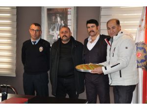 Esnaflar hırsızı yakalayan polislere tatlı ikram etti