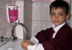İlköğretim okulunda lavabo...