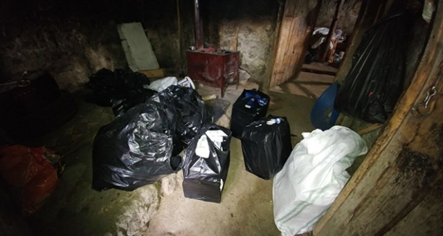 Polisten kaçarak duvara çarptığı aracından kaçak sigara çıktı