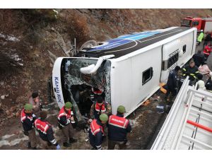 Anadolu Otoyolu'nda yolcu otobüsü devrildi: 2 ölü, 20 yaralı