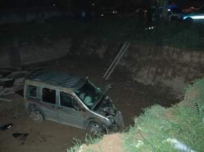 Kamyonet sürücüsü yaralandı