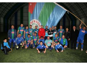 Bakanı Bak, halı sahada futbol oynadı