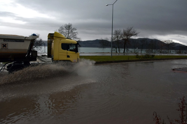 Gölete Dönen Yol Kazaya Davetiye Çıkarıyor