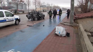 Konya'da otomobil aydınlatma direğine çarptı: 1 ölü, 1 yaralı