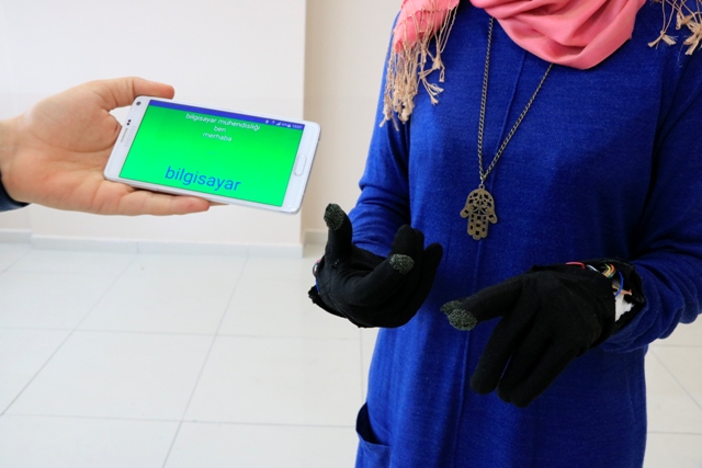 İşitme engelliler mobil eldivenle "konuşacak"