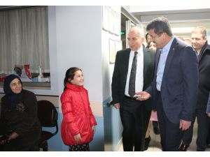 Bakan Zeybekci, Denizli'de yeni yılın ilk bebeklerini ziyaret etti