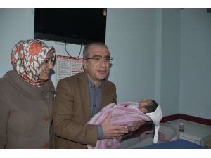 Suriyeli annenin bebeği Diyarbakır'da yılın ilk bebeği oldu