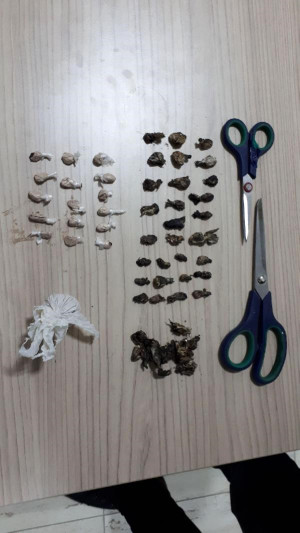 Polis baskın yapınca eroin paketlerini yanan sobaya atmışlar