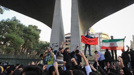 İran'daki protestolarda rejim hedef alınıyor