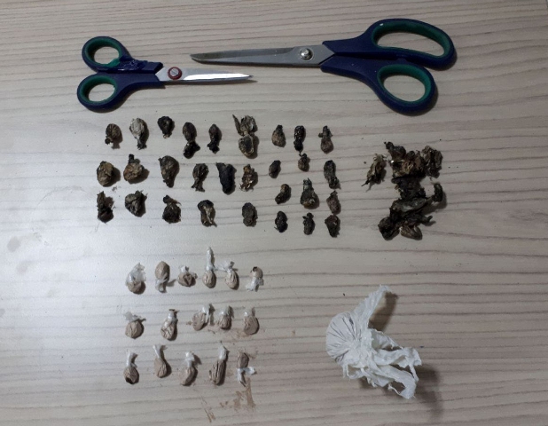 Polis birden bastı eroini sobaya attılar