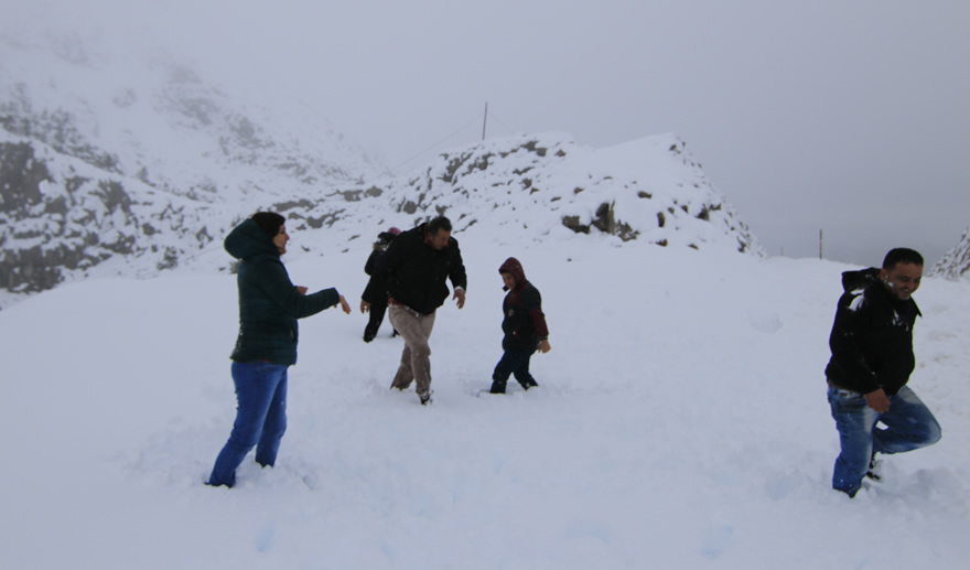 Kartopu oynamak için 300 kilometre yol katediyorlar