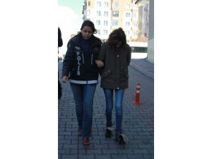 Vücuduna sarılı esrarla yakalanan kadın tutuklandı