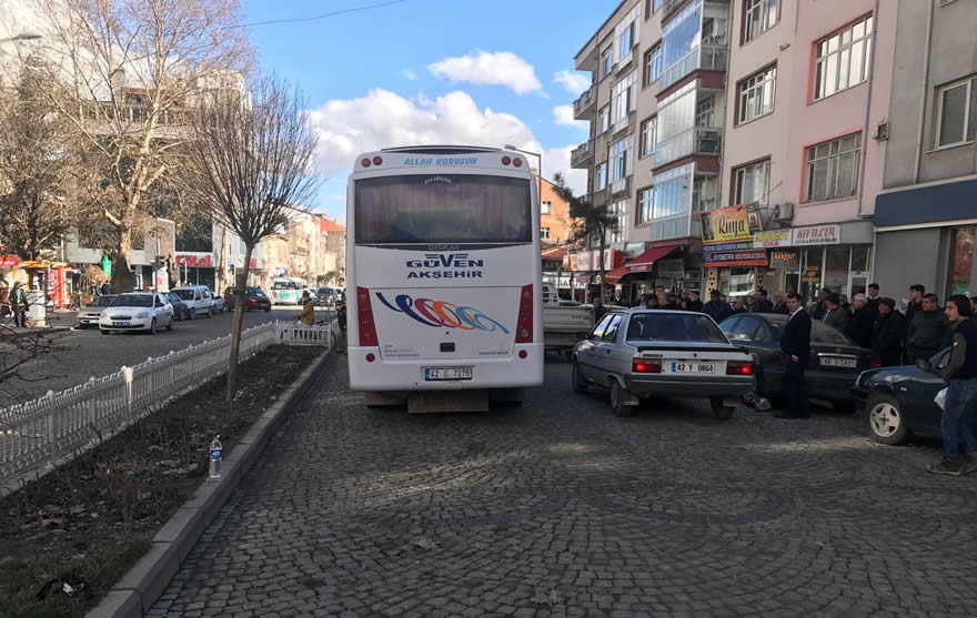 Midibüsün çarptığı kadın yaşamını yitirdi