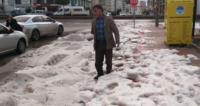 Kent merkezine yağan dolu, kar görüntüsü oluşturdu