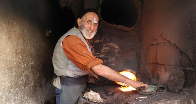 70 yaşındaki Sultan dede, Rize'de kalaycılığın son temsilcilerinden