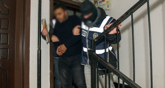 Eşinin pavyonda olduğunu söyledi, sandıktan çıktı