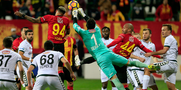 Konyaspor karşısında Göztepeli oyuncular yerden kalkmadı