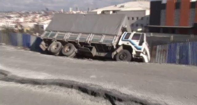 Esenyurt’ta yol çöktü, kamyon askıda kaldı