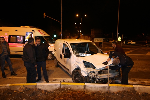 Ambulans ile hafif ticari araç çarpıştı: 3 yaralı
