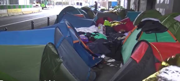 Paris'in ortasında çadırlarda yaşayan sığınmacılar