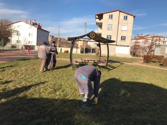 Beyşehir’de parklarda temizlik çalışmaları sürüyor