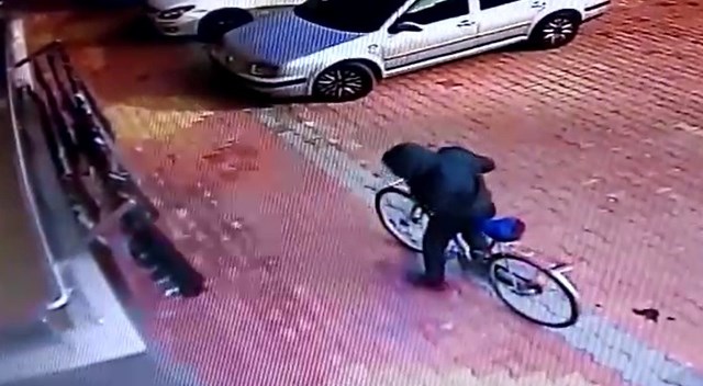 Çocuk hırsız balkondan elbise çaldı