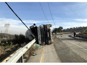 İzmir'de beton mikseri devrildi: 1 yaralı