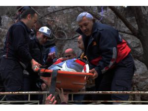 Amasya'da kayalıklara düşen iki çocuk kurtarıldı