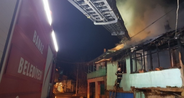 Uşak’ta açık unutulan lamba 2 evi kül etti