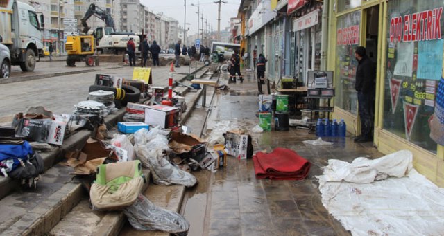 Şebeke borusu patladı, dükkanlar sular altında kaldı
