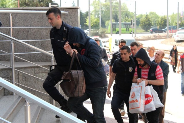 FETÖ operasyonunda 8 kişi adliyede