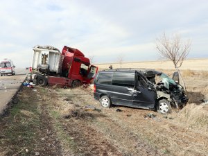 Kontrolden çıkan tır minibüsle çarpıştı: 1’i ağır 3 yaralı