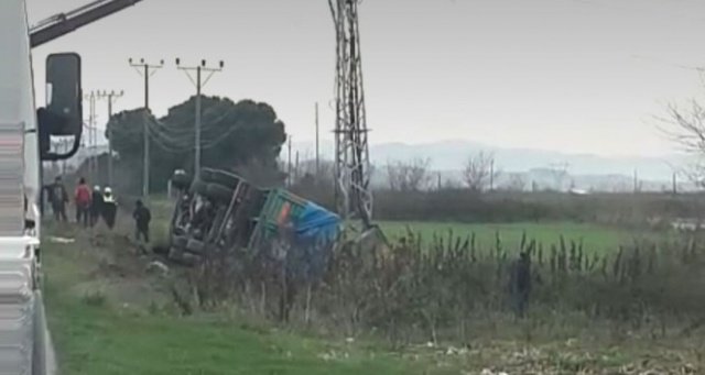 Devrilen tırdan yara almadan kurtuldu