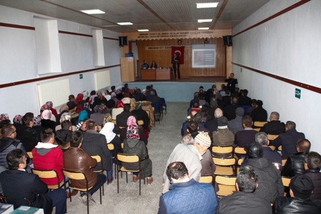 Yunak'ta uyuşturucuyla mücadele ve kadına şiddet konulu panel