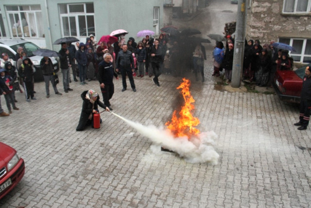 Evler Yangın Tüpleriyle Donatıldı
