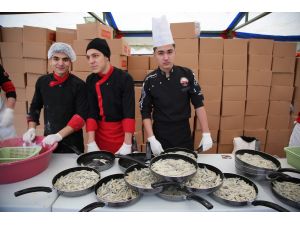 Manisa'da 5 ton hamsi dağıtıldı