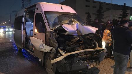Bursa'da işçi servisi park halindeki kamyona çarptı: 12 yaralı
