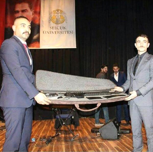 Üniversitedeki Etkinlikte Hediye edilen Tüfek Tepkilere Neden Oldu