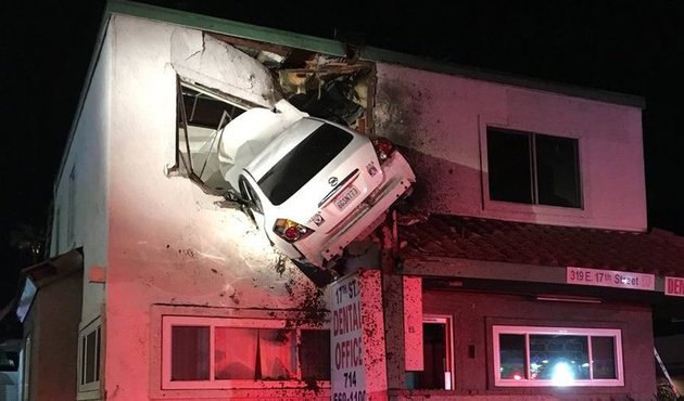 Düz yolda ilerlerken binanın ikinci katına daldı!