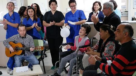 Diyaliz hastası genç kader arkadaşlarına gitarıyla moral veriyor