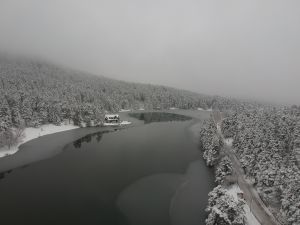 Gölcük Gölü kısmen buz tuttu